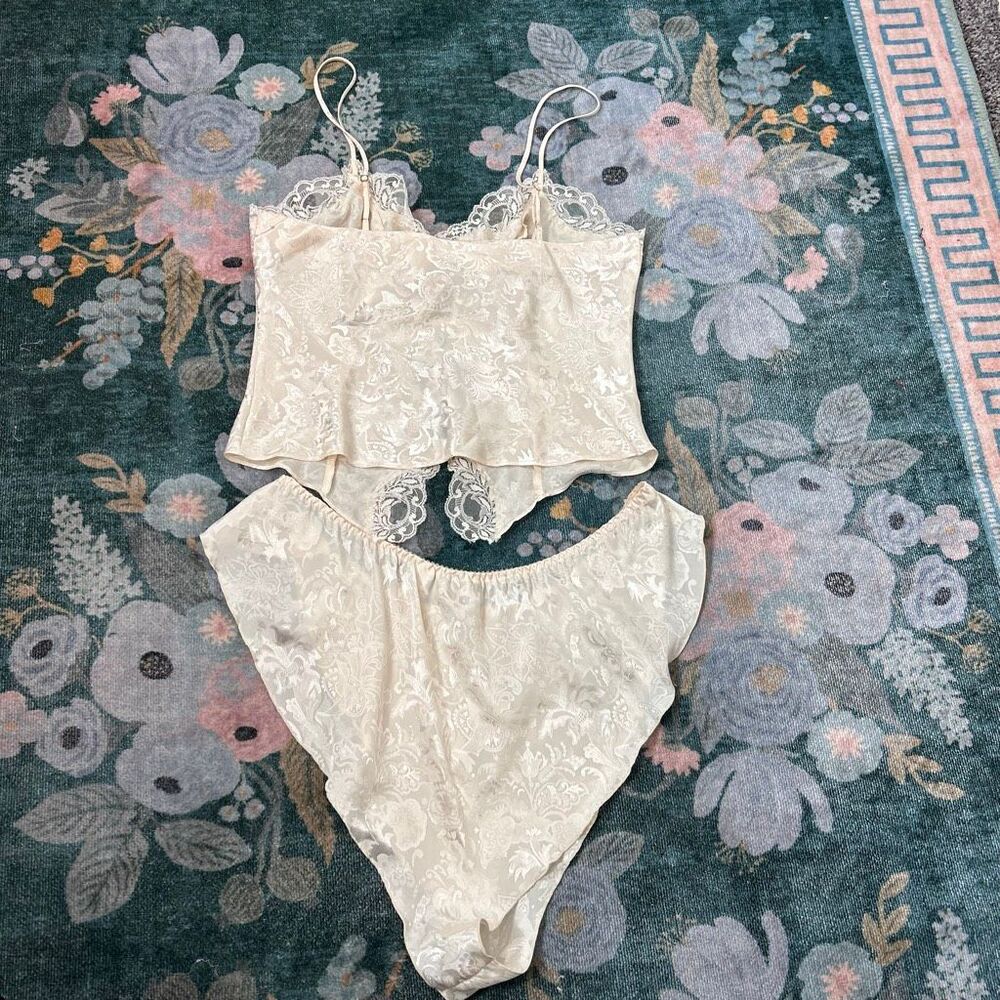 Victoria's Secret Gold Label Lingerie Pajama Set Womens Medium Cream Floral 2 Pc - Picture 7 of 16